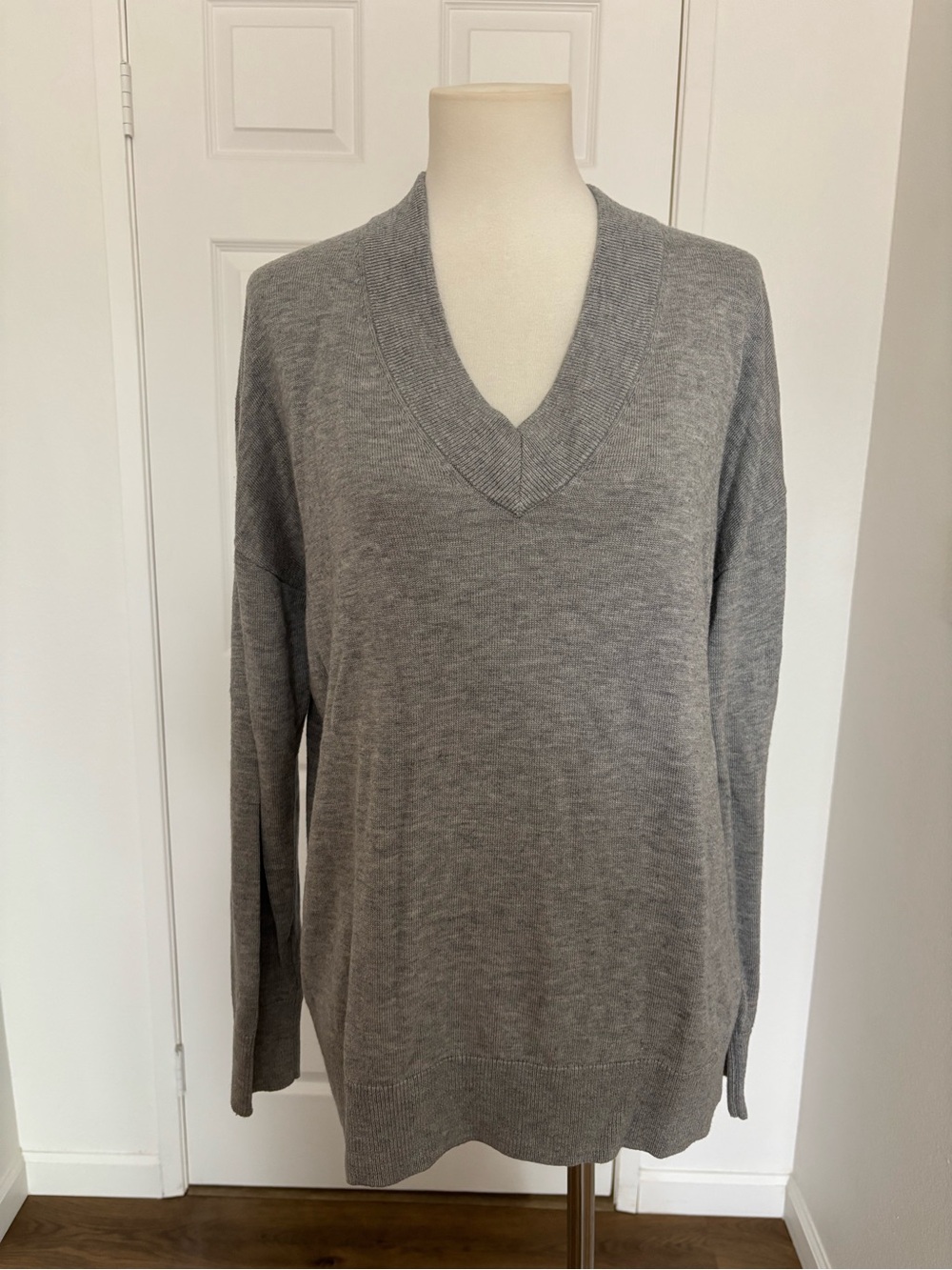 Treasure & Bond Heather Gray V-Neck Pullover Sweater Size Small